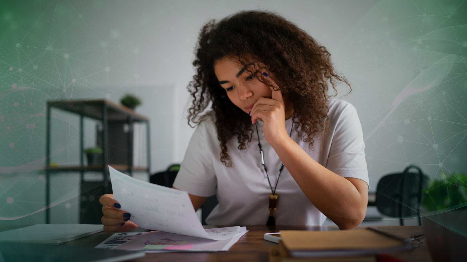 Moça sentada concentrada em uma tarefa que lhe foi atribuída_por goVendas
